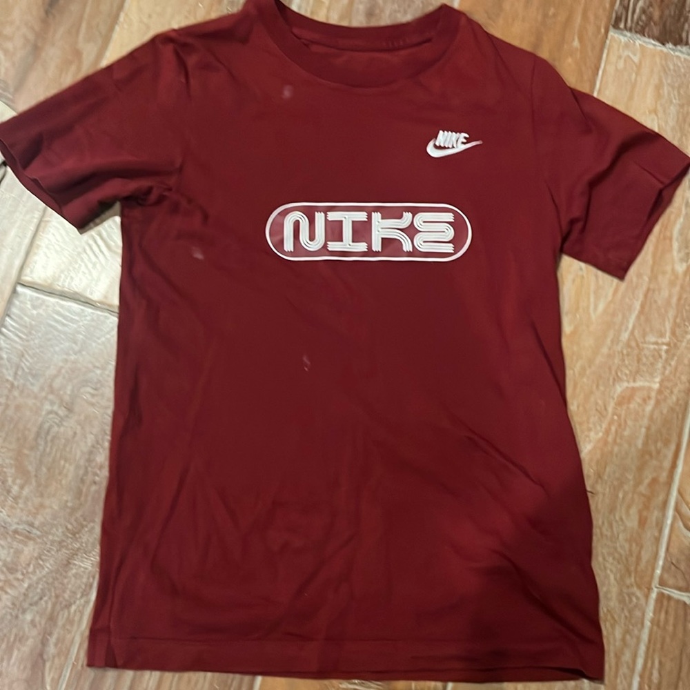Nike Boys burgundy Shirt with Logo Size Large
